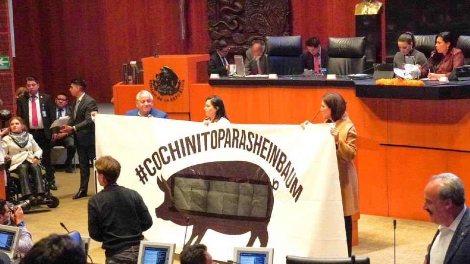 Senadores de oposición muestran una manta con la el #CochinitoParaSheinbaum durante la sesión