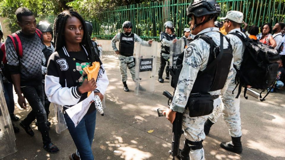 Migrantes de Haití acuden a las oficinas de la Comisión Mexicana Ayuda a Refugiados.