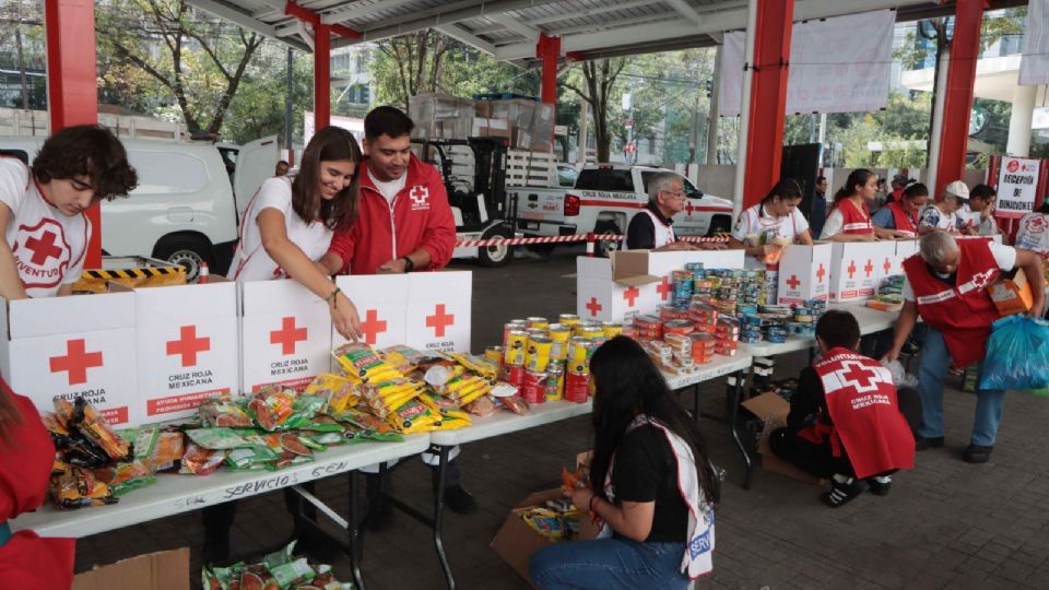 Centro de acopio de la Cruz Rojas Mexicana donde la gente acude donar víveres para los damnificados de Acapulco.