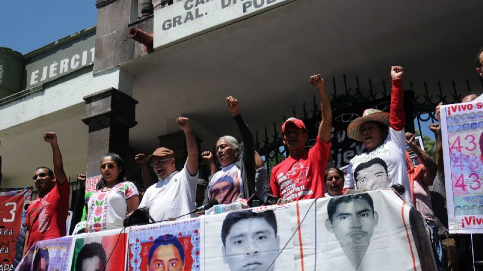 Los padres de los 43 normalistas desaparecidos de Ayotzinapa.