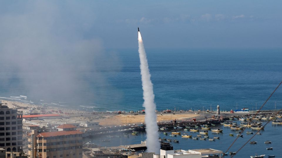 Foto del sábado de cohetes disparados por militantes palestinos a Israel