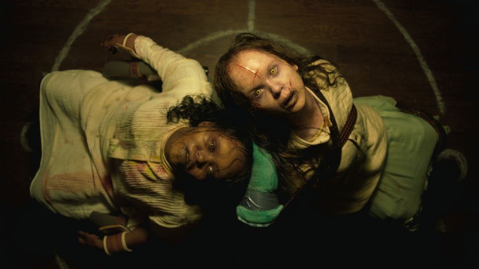 Fotografía cedida por Universal Pictures que muestra a las actrices Lidya Jewett (i), como Angela Fielding (i), y Olivia Marcum (d), como Katherine, durante una escena de la película The Exorcist: Believer.