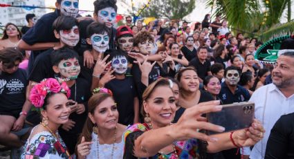 Mara Lezama encabeza procesión marítima de catrinas; Tercera Edición de Hanal Pixan en Puerto Juárez