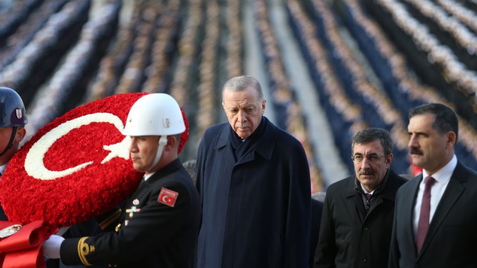 El presidente turco, Recep Tayyip Erdogan, asiste a una ceremonia de colocación de una ofrenda floral para conmemorar el 85º aniversario de la muerte de Mustafa Kemal Ataturk en el mausoleo de Ankara, Turquía.