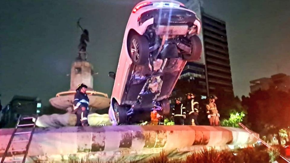 Una camioneta terminó sobre la fuente de la Diana Cazadora en Reforma.