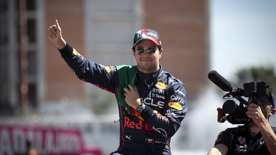 El piloto mexicano de la Fórmula Uno, Sergio 'Checo' Pérez de Red Bull Racing, posa durante el Red Bull Show Run en Guadalajara, Jalisco (México).