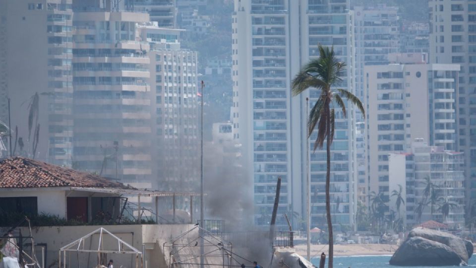 Vista de algunos hoteles en Acapulco, tras el paso del huracán 'Otis'.