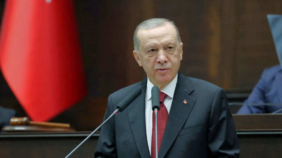 El presidente de Turquía, Tayyip Erdogan, se dirige a los legisladores de su partido gobernante AK en el Parlamento turco en Ankara.