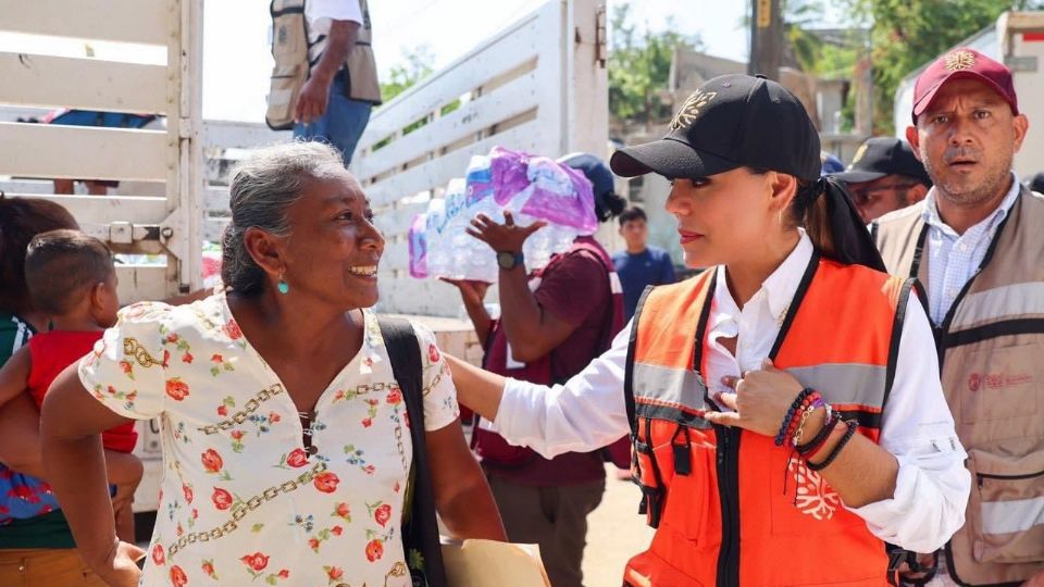 Evelyn Salgado entrega apoyos a comunidades rurales afectadas por el huracán 'Otis'
