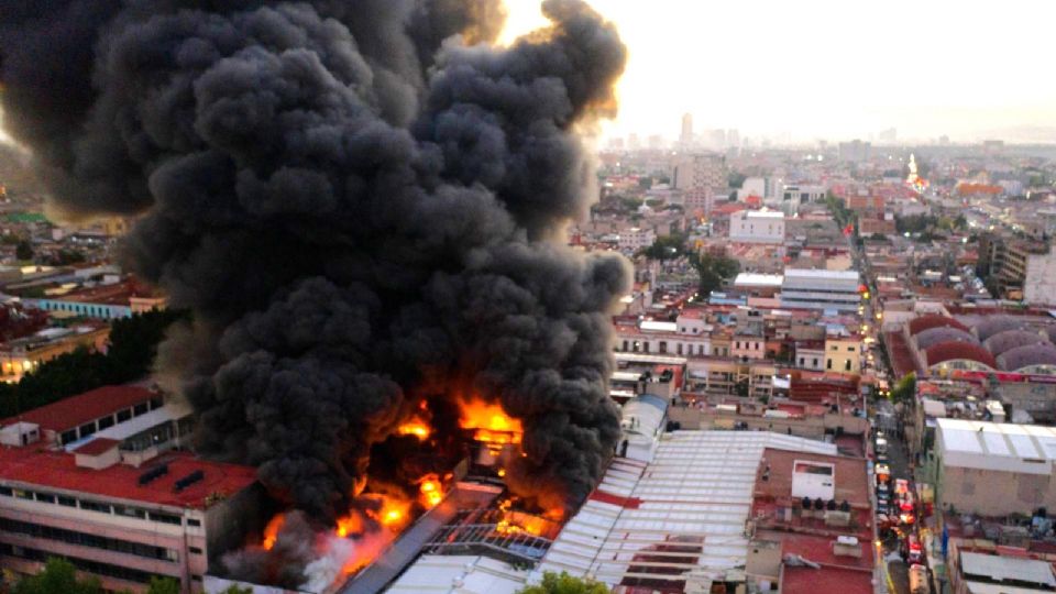 Bomberos de diferentes sectores de la capital y algunas partes de Estado de México enfrentaron el incendio.