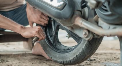 Qué debes hacer si se poncha la llanta de tu moto mientras conduces en carretera