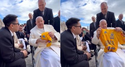 Aficionado le regala playera de los Tigres al Papa Francisco; Esta fue su reacción | VIDEO