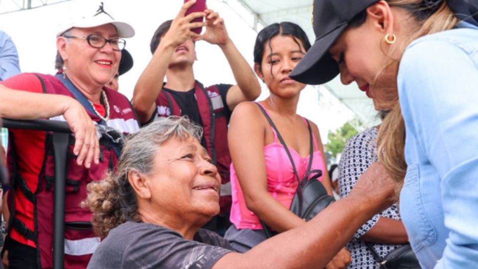 Evelyn Salgado entregó tres mil apoyos a familias vulnerables en Acapulco