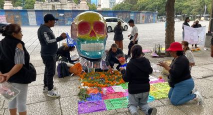 Madres de víctimas de feminicidio y desaparición colocaron ofrenda en Reforma