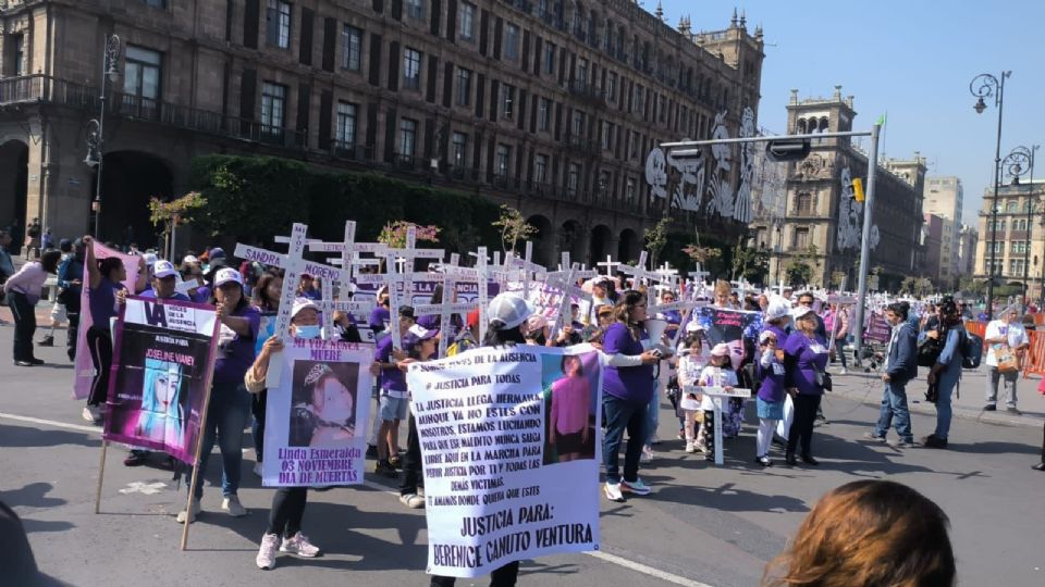 Colectivas feministas realizan una manifestación en memoria de las miles de desaparecidas.

