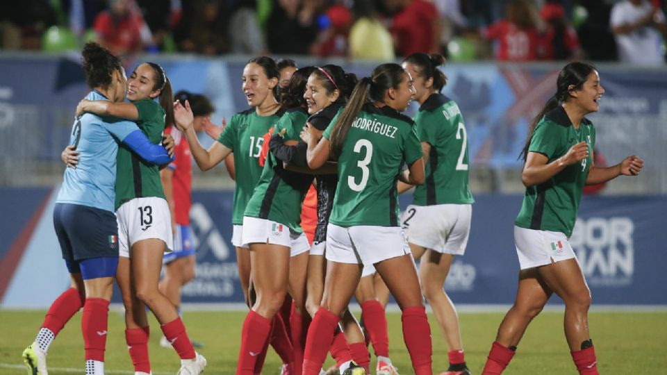 Las jugadoras de México celebran al ganar la medalla de oro en fútbol femenino hoy, durante los Juegos Panamericanos 2023 en Valparaíso (Chile).