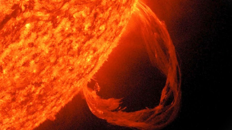 Imagen facilitada por la NASA de una erupción colosal registrada por el Sol el pasado 14 de mayo de 2013