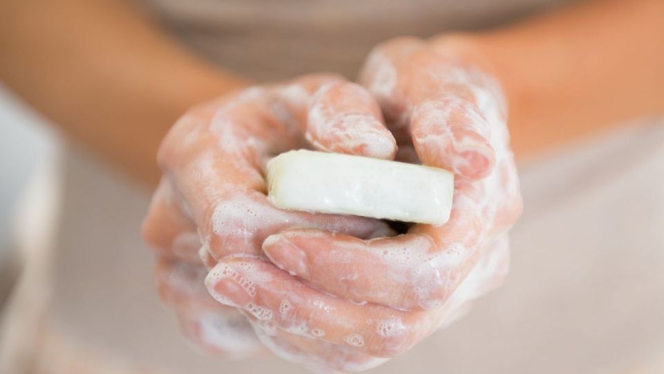 El jabón neutro es un tipo de producto de aseo personal.