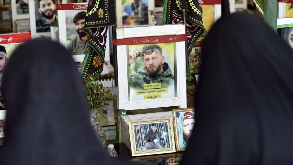 Familiares visitan las tumbas de los combatientes de Hezbollah asesinados en el cementerio de Hawra Zeinab en el suburbio sur de Beirut, Líbano.