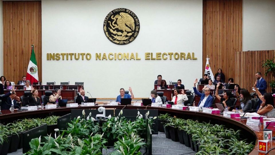 El INE pide de nuevo a AMLO no opinar sobre el proceso electoral.