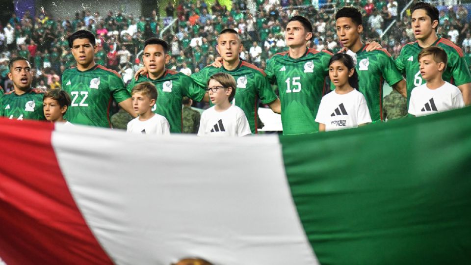 Jugadores de la Selección Mexicana entonando el Himno Nacional previo a un partido.