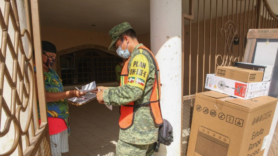 Soldados iniciaron la entrega de estufas y refrigeradores a familias que los perdieron durante las inundaciones en el poblado de Macuspana.

