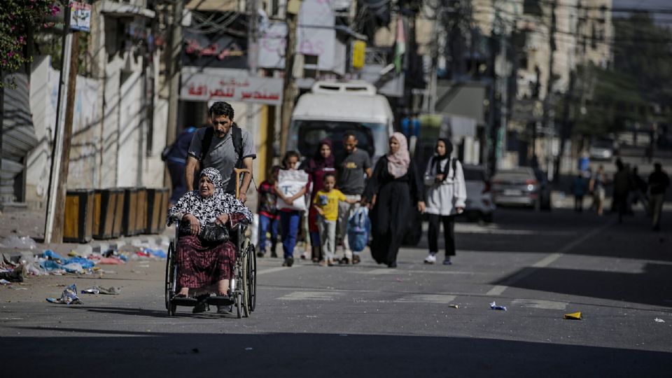 Un hombre empuja a una anciana en silla de ruedas mientras los habitantes evacuan la ciudad de Gaza en medio de un aumento de las operaciones militares en la Franja de Gaza.