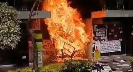 Manifestantes diagnosticados con Sida queman acceso a oficinas de Censida (Video)