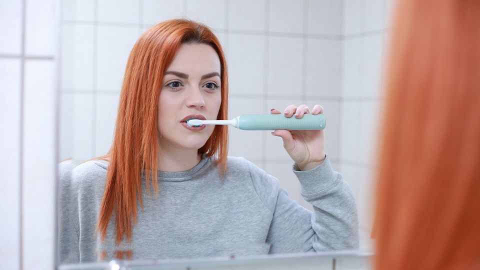 ¿Cuánto tiempo tardas en lavarte los dientes? Esta es la sorprendente recomendación de un odontólogo.