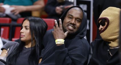 Kanye West desata polémica por vestir al estilo KKK durante una presentación en Miami