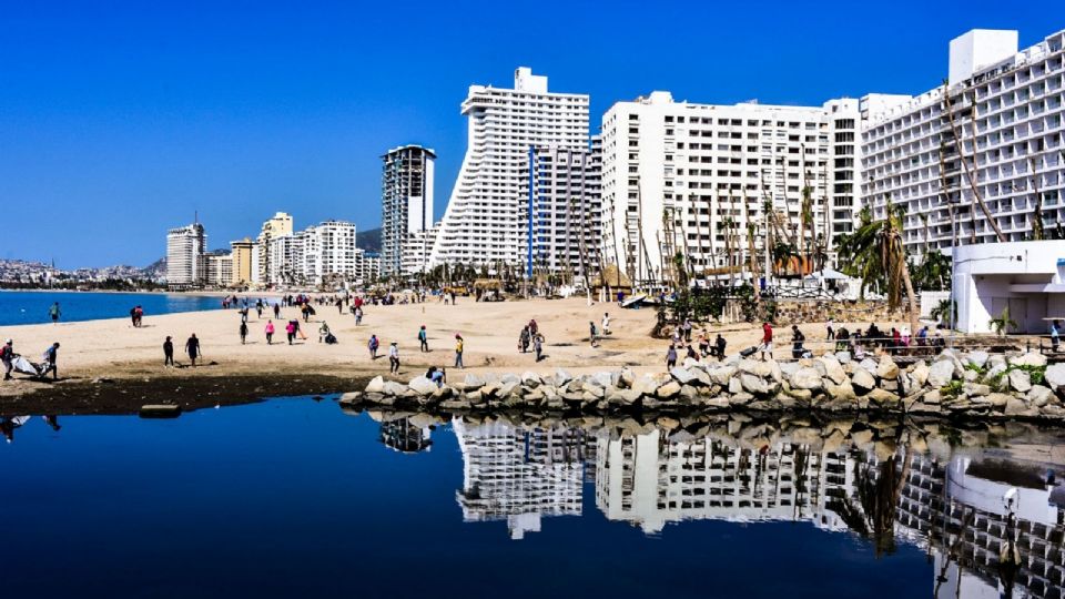 Prestadores de servicios turísticos de playas del puerto de Acapulco, se organizaron para realizar una limpieza.