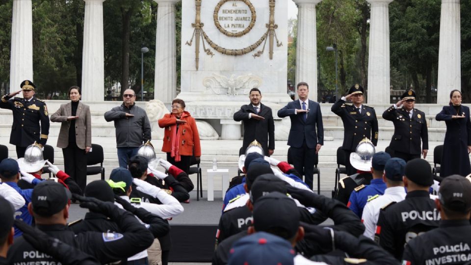 Ceremonia del desfile conmemorativo del Día del Policía en la Ciudad de México.