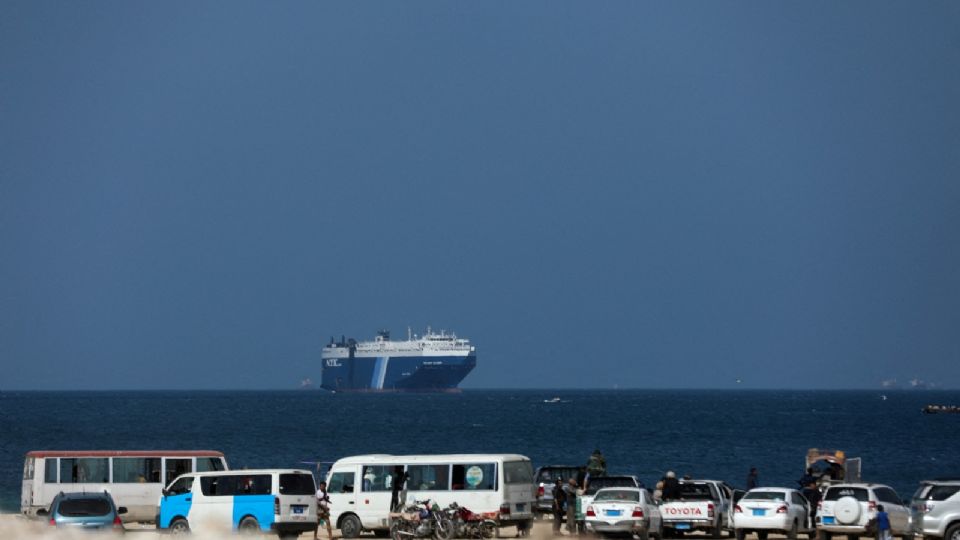 El buque comercial Galaxy Leader, incautado por los hutíes de Yemen el mes pasado, se ve frente a la costa de al-Salif, Yemen, 5 de diciembre de 2023.