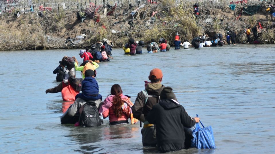 Migrantes cruzando la frontera.