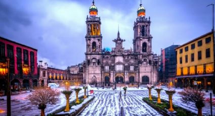 Así se vería el Zócalo de la Ciudad de México si nevara otra vez, según la IA