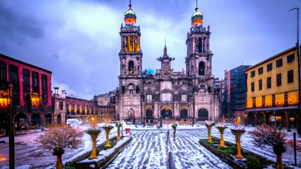 Así se vería el Zócalo de la Ciudad de México si nevara, según la IA