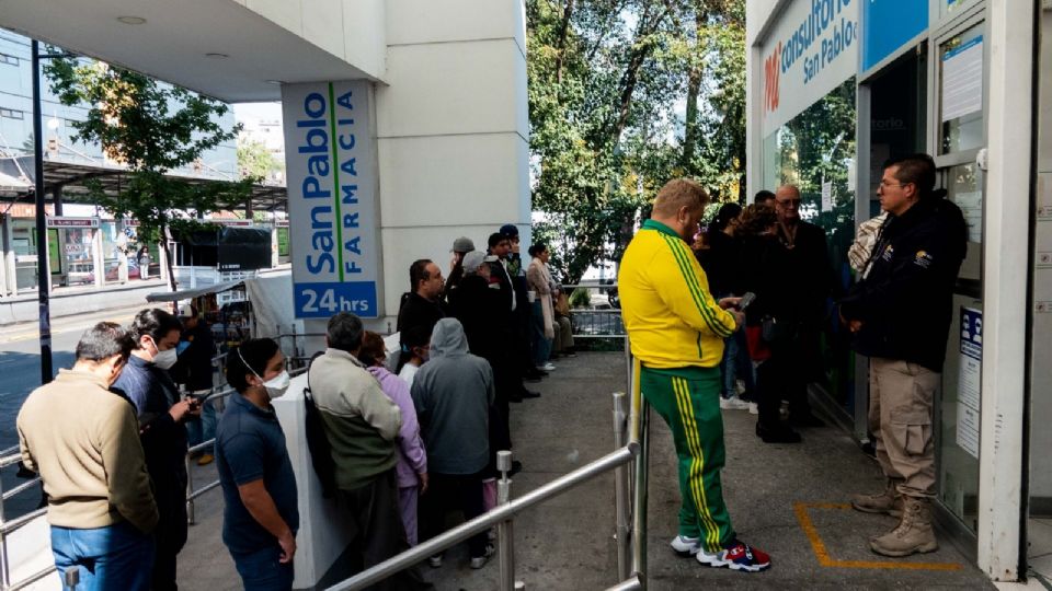 Cientos de personas hacen filas para comprar la vacuna contra Covid de Pfizer.