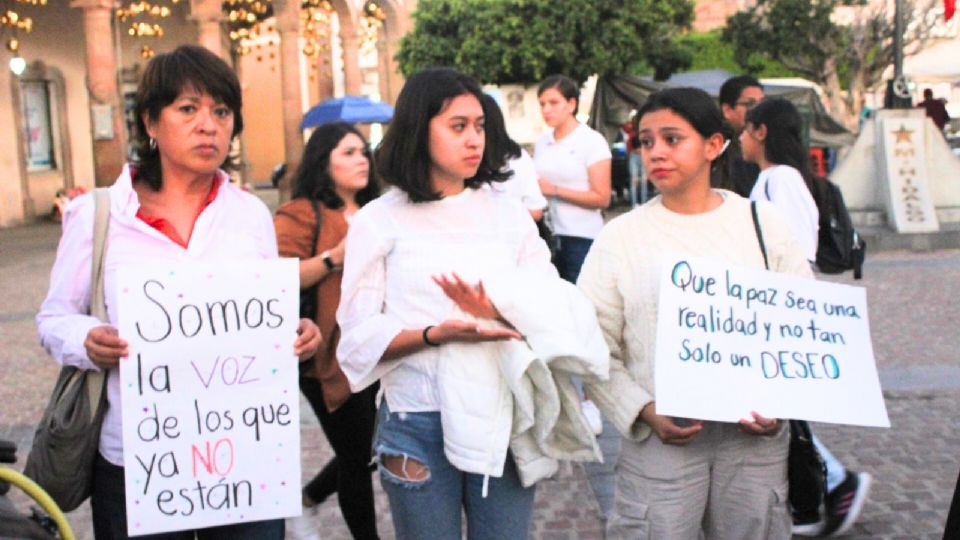 Familias de Thalía Cornejo, quien fuera asesinada junto con otros jóvenes durante una posada, marcharon para pedir justicia.