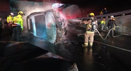 Vehículo se incendia sobre Avenida Constitución en Monterrey