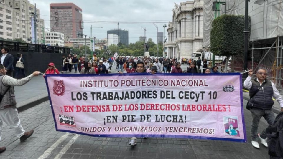 Trabajadores del IPN piden aumento salarial y realizan marcha-protesta en las inmediaciones de la SEP en la CDMX 
