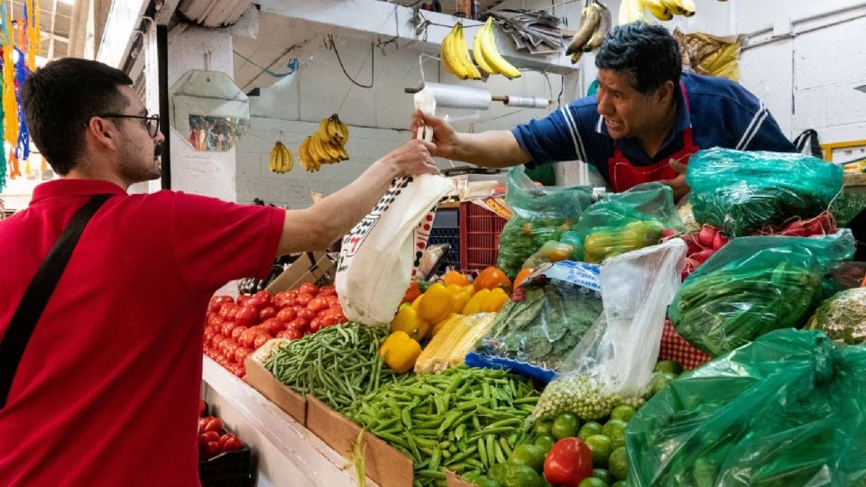 Los pequeños comerciantes dicen que la inflación afecta más a quienes menos tienen.