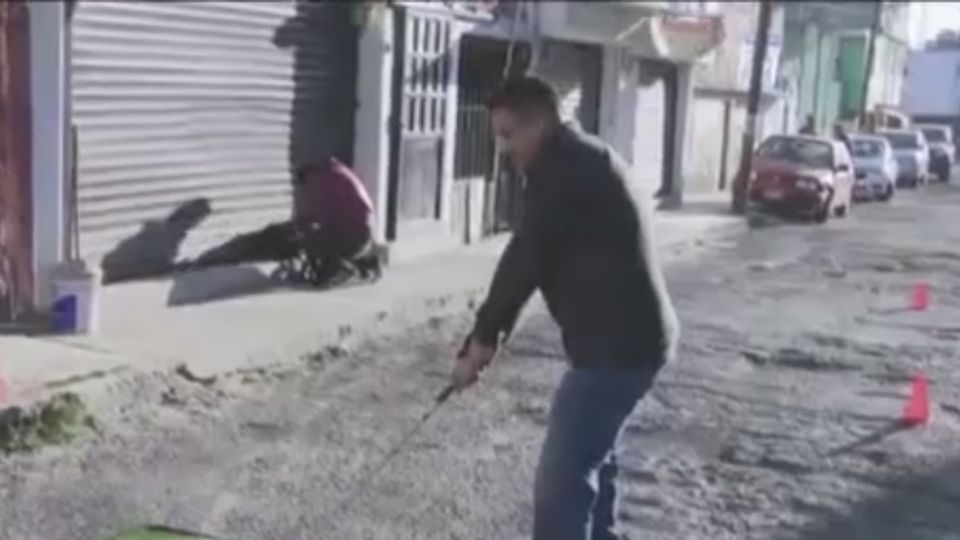 Activistas que denuncian baches en Toluca al jugar golf, fueron agredidos por lo que llamaron 'grupos de choque'.