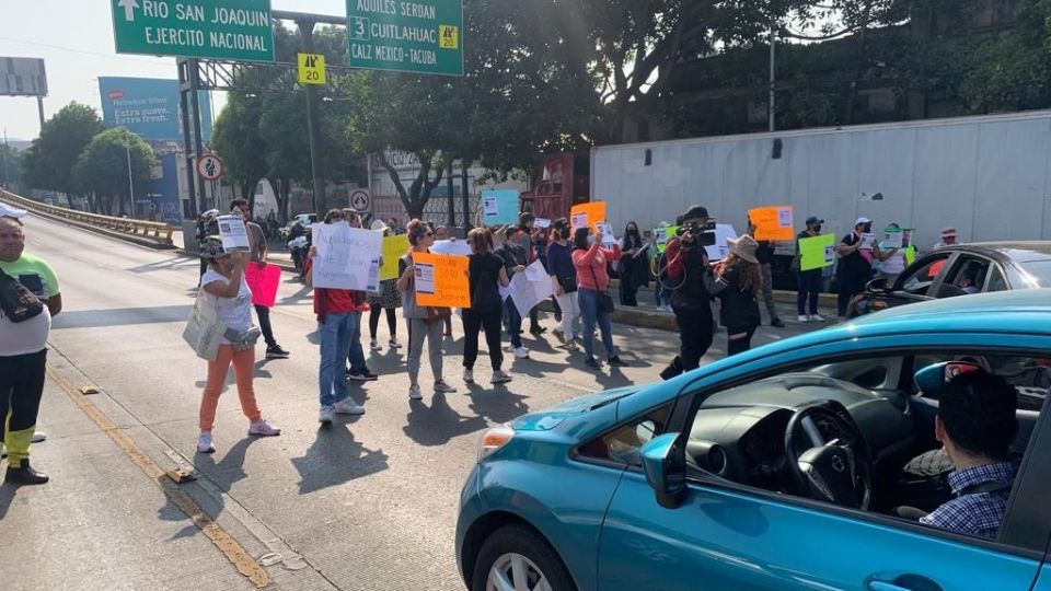 Padres de familia cerraron por tres horas parte del Circuito Interior en protesta por la desaparición de un estudiante de secundaria.