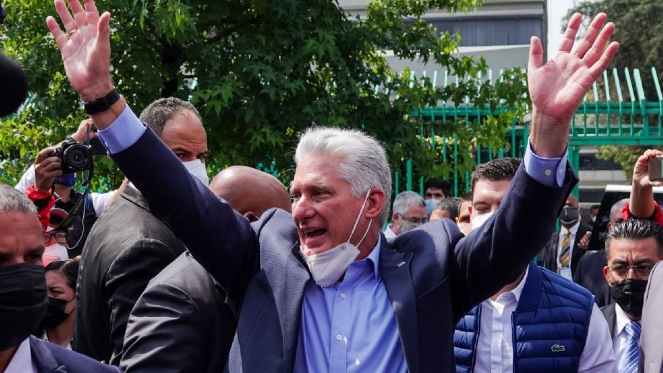 Miguel Díaz-Canel a su salida de la embajada Cuba en Polanco.
