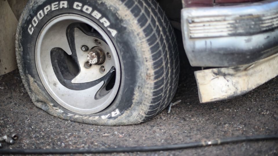 En México poncharle las llantas a un auto se considera como daño en propiedad