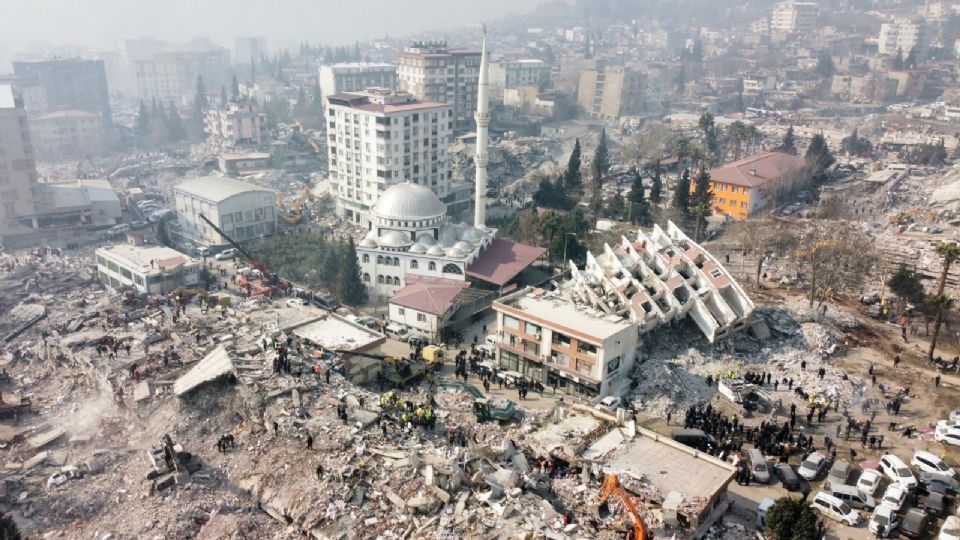 Fotografía aérea hecha con un dron que muestra la destrucción causada por el terremoto en Turquía.