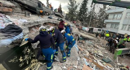 Turquía: Mexicanos rescatan a niña tras más de 100 horas del terremoto (VIDEO)