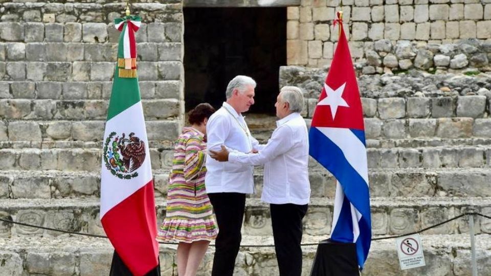 Los mandatarios celebraron con un abrazo.