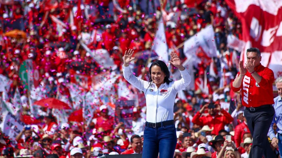 Morena denuncia a Alejandra del Moral por acarreo de menores en un evento de precampaña.