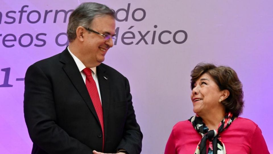 Ebrard acompaño a la directora del Servicio Postal Mexicano (Sepomex), Rocío Bárcena.